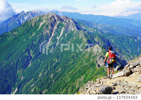 鹿島槍ヶ岳から五竜岳を眺める登山者 鹿島槍ヶ岳から五竜岳を眺める登山者 137934383
