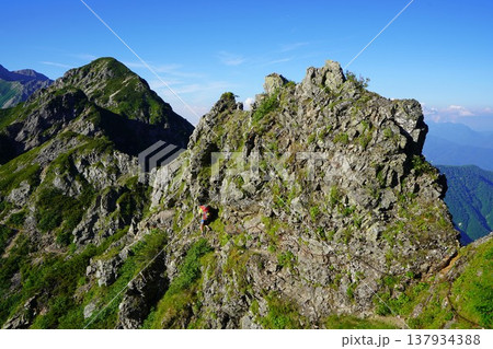鹿島槍ヶ岳の八峰キレットを通過する登山者 鹿島槍ヶ岳の八峰キレットを通過する登山者 137934388
