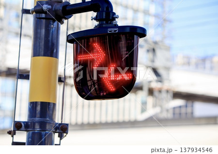 鉄道イメージ、踏切の列車進行方向指示器(両面形) 鉄道イメージ、踏切の列車進行方向指示器(両面形) 137934546