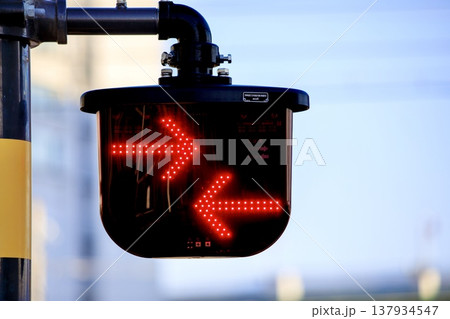 鉄道イメージ、踏切の列車進行方向指示器（両面形） 137934547