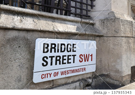 イギリス・ロンドンのBridge Streetの標識 137935343