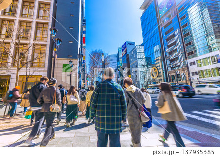日本の東京都市景観並木通り口…インバウンド続く銀座。並木通り口にも多くの観光客が通る…＝3月8日 137935385
