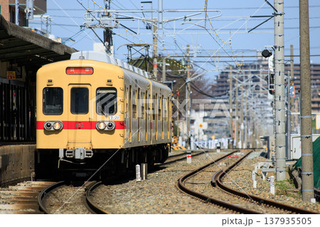 香椎花園前駅に停車中の600形電車(西鉄) 香椎花園前駅に停車中の600形電車(西鉄) 137935505