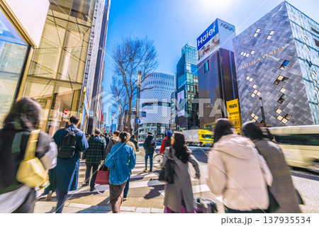 日本の東京都市景観インバウンド続く銀座。奥は銀座4丁目。画面右にボッテガ・ヴェネタなどが見える＝8日 137935534