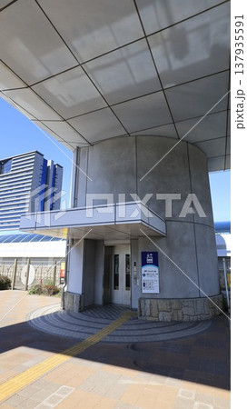 東京臨海高速鉄道（TWR）りんかい線の東京テレポート駅、エレベーター口 137935591