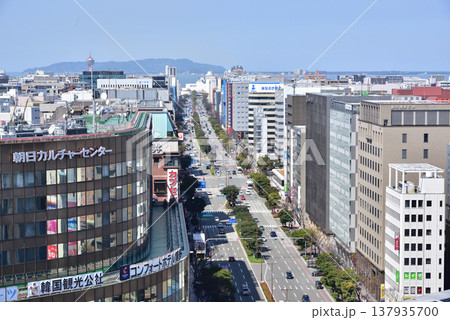 大博通り　JR博多駅前　博多湾と志賀島が見えます　JR博多駅ビル屋上から撮影 137935700