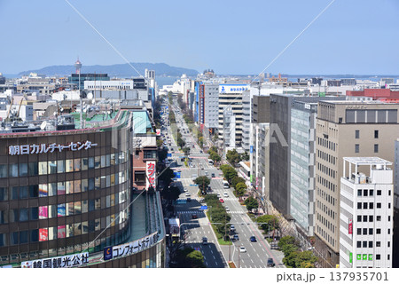 大博通り　JR博多駅前　博多湾と志賀島が見えます　JR博多駅ビル屋上から撮影 137935701
