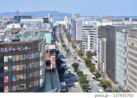 大博通り JR博多駅前 博多湾と志賀島が見えます JR博多駅ビル屋上から撮影 大博通り JR博多駅前 博多湾と志賀島が見えます JR博多駅ビル屋上から撮影 137935702