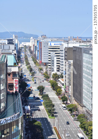 大博通り　JR博多駅前　博多湾と志賀島が見えます　JR博多駅ビル屋上から撮影 137935705