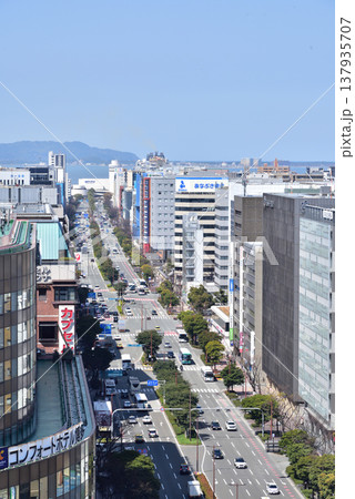 大博通り　JR博多駅前　博多湾と志賀島が見えます　JR博多駅ビル屋上から撮影 137935707