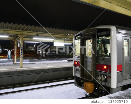 雪の釧路駅に停まる列車 137935719