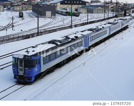 北海道・札幌の雪の中を走る特急列車 北海道・札幌の雪の中を走る特急列車 137935720