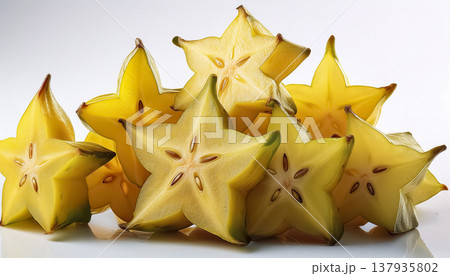 白背景のスターフルーツ｜星形にカットされた果物素材 137935802
