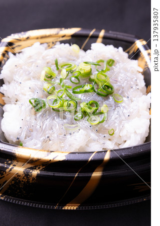 おいしい生しらす丼 137935807