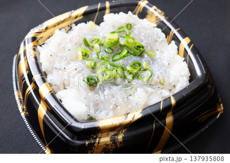 おいしい生しらす丼 137935808