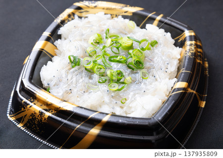 おいしい生しらす丼 137935809