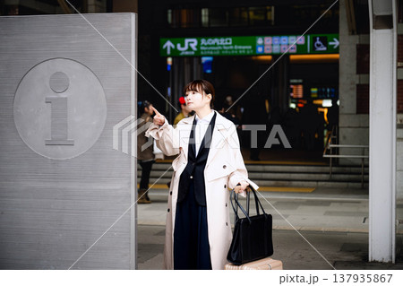 案内板を見て道を確認する若い女性 案内板を見て道を確認する若い女性 137935867