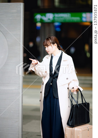 案内板を見て道を確認する若い女性 案内板を見て道を確認する若い女性 137935871