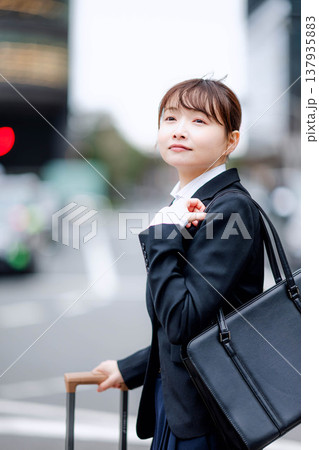 カバンを持って歩く若い女性 カバンを持って歩く若い女性 137935883