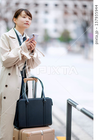 キャリーバックを持つビジネスウーマン 137935944
