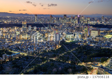 【夜景100選】東京都、六本木ヒルズ東京シティビューから眺める夕景(新宿方面) 【夜景100選】東京都、六本木ヒルズ東京シティビューから眺める夕景(新宿方面) 137936118