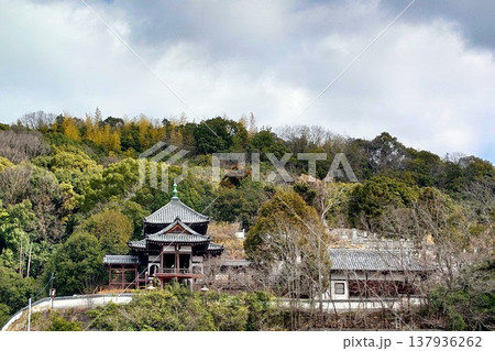 竹原の町並み保存地区にある西方寺と普明閣(広島県竹原市) 竹原の町並み保存地区にある西方寺と普明閣(広島県竹原市) 137936262