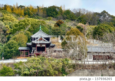 竹原の町並み保存地区にある西方寺と普明閣(広島県竹原市) 竹原の町並み保存地区にある西方寺と普明閣(広島県竹原市) 137936265