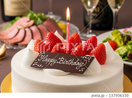バースデーケーキ 137936330