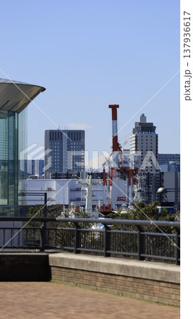 お台場海浜公園の展望デッキから見た富士山、高層ビルの谷間で大型クレーンの後ろに見える お台場海浜公園の展望デッキから見た富士山、高層ビルの谷間で大型クレーンの後ろに見える 137936617