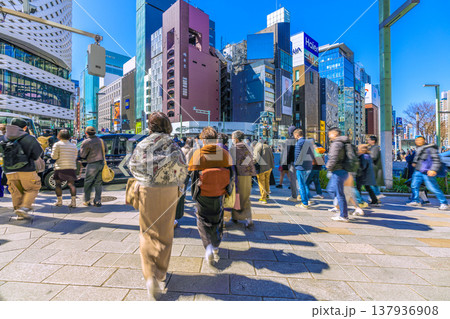 日本の東京都市景観インバウンド続く銀座。賑わう銀座4丁目交差点。奥は解体が進んだ三愛ドリームセンター 137936908