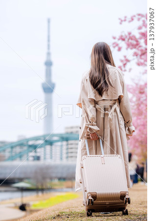 東京スカイツリーの周辺を観光する若い女性 137937067