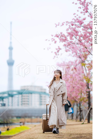 東京スカイツリーの周辺を観光する若い女性 137937076