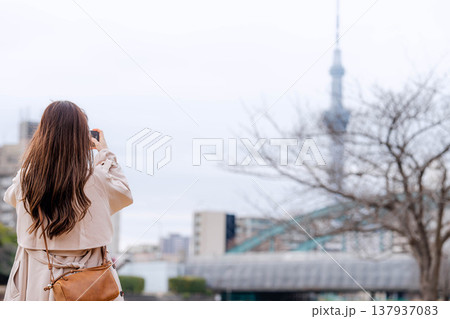 東京スカイツリーの周辺を観光する若い女性 137937083