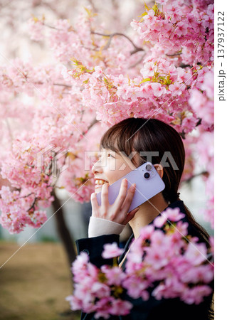 スマホで通話する若い女性 137937122