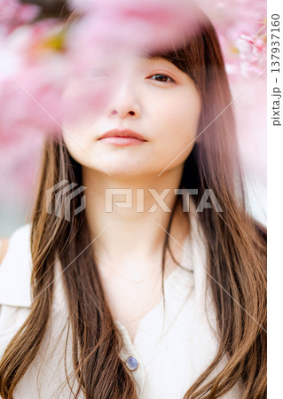 河津桜と若い女性 137937160