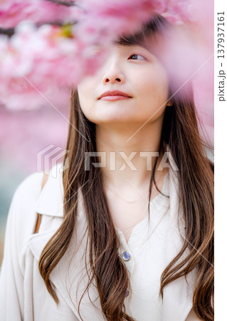 河津桜と若い女性 137937161