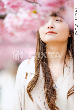 河津桜と若い女性 137937162