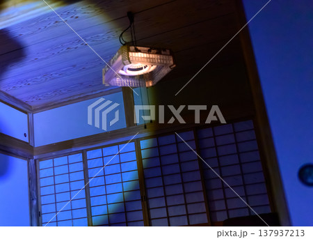 青い光に照らされた和室の照明 137937213