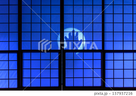 青い光と障子越しの手 137937216