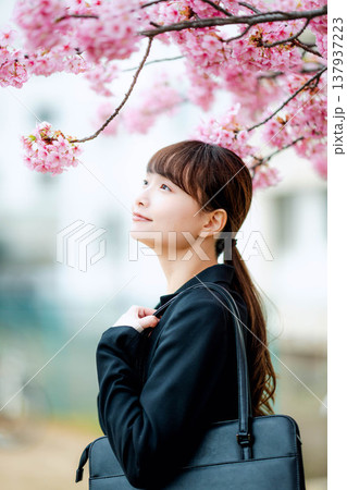 桜を背景にした若い女性 桜を背景にした若い女性 137937223