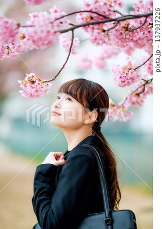 桜を背景にした若い女性 桜を背景にした若い女性 137937226
