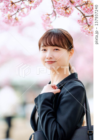 桜を背景にした若い女性 桜を背景にした若い女性 137937240