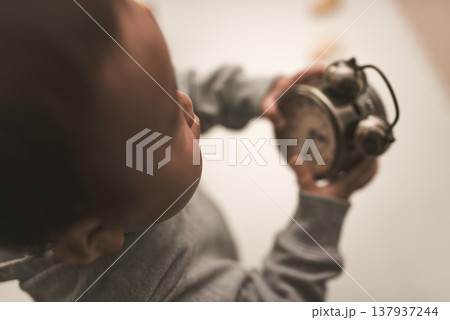 子供が古い時計を見る 137937244