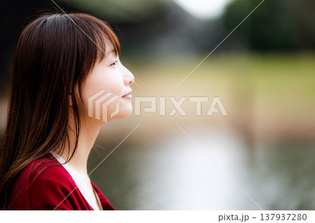 観光地を観光する女性 観光地を観光する女性 137937280