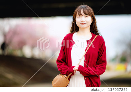 観光地を観光する女性 観光地を観光する女性 137937283