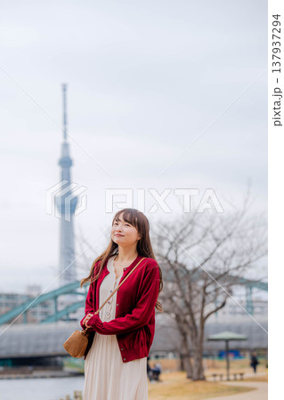 観光地を観光する女性 観光地を観光する女性 137937294