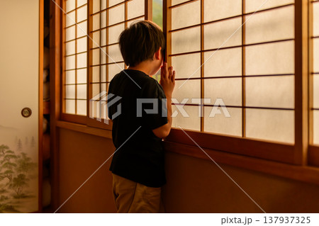 障子に顔を近づける男の子 137937325