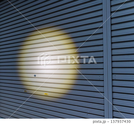 夜間に照らされたシャッター 137937430