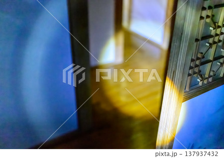 和風の廊下と光の差し込む入口 137937432