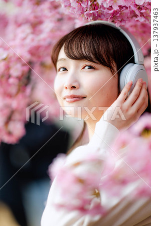 桜と若い女性 137937463